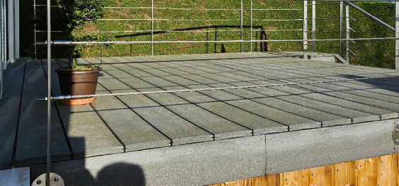 Revêtement de sol en pierre naturelle posé par une entreprise de carrelage spécialisée